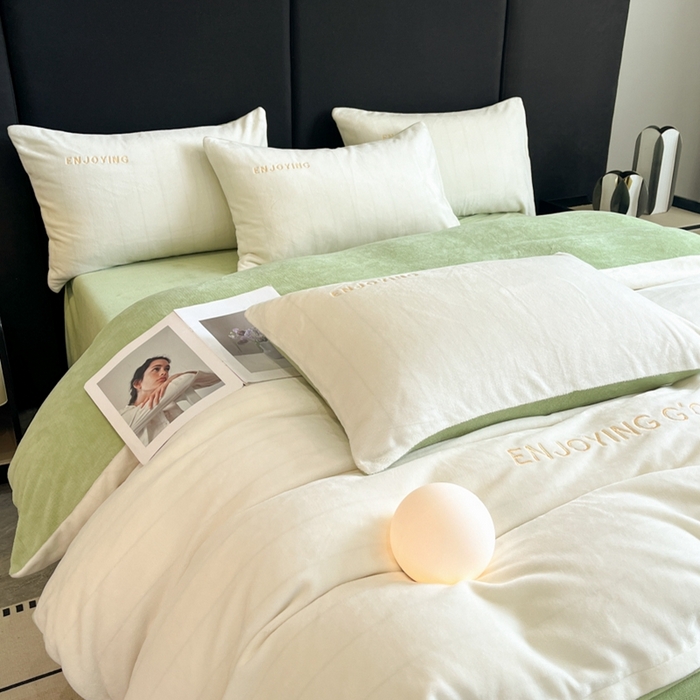 91家纺网 家纺一手货源 找家纺 澳梵家居 2024新款牛奶绒刺绣四件套--【山岚系列】 奶白拼绿