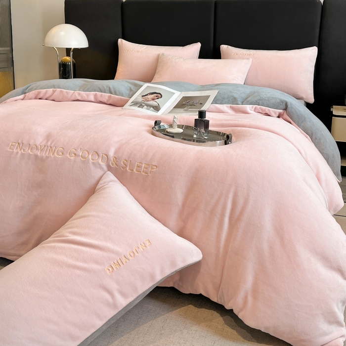 91家纺网 家纺一手货源 找家纺 澳梵家居 2024新款牛奶绒刺绣四件套--【山岚系列】 温柔粉拼灰