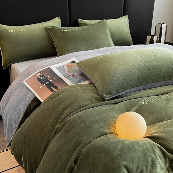 91家纺网 家纺一手货源 找家纺 澳梵家居 2024新款牛奶绒刺绣四件套--【山岚系列】 橄榄绿拼灰