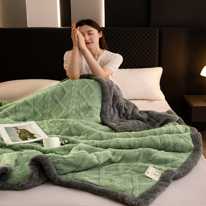 91家纺网 家纺一手货源 找家纺 澳梵家居 2024新款三层夹棉加厚塔肤绒毛毯 草绿-灰