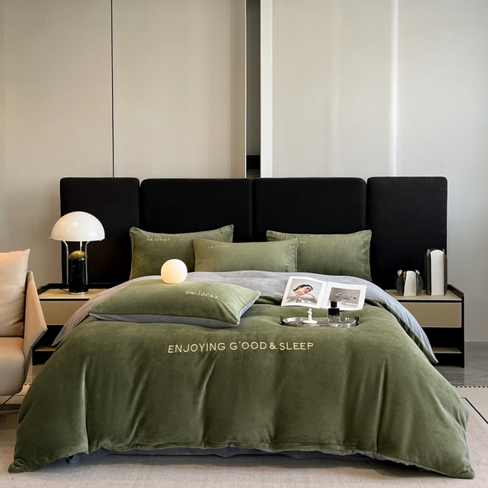 91家纺网 家纺一手货源 找家纺 澳梵家居 2024新款牛奶绒刺绣四件套--【山岚系列】 橄榄绿拼灰