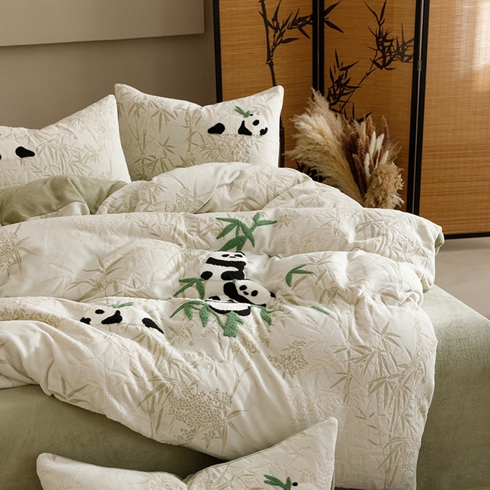 91家纺网 家纺一手货源 找家纺 蜜柚 2024新款230克全消光色烂牛奶绒毛巾绣四件套 熊猫墩墩-绿