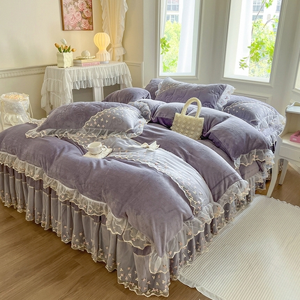 91家纺网 家纺一手货源 找家纺 网红馆（ck家纺） 2025新款加厚保暖高克重牛奶绒蕾丝花边床裙款恬星系列四件套 恬星-藤萝紫