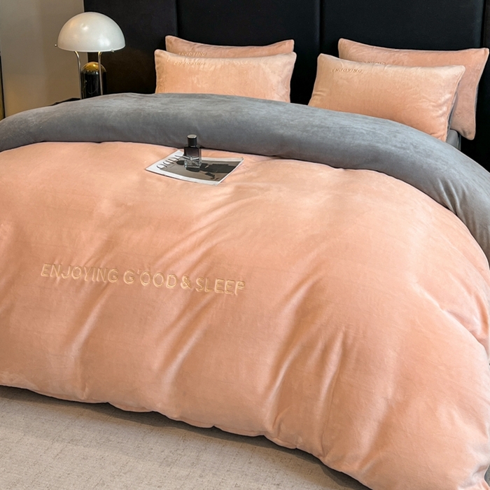 91家纺网 家纺一手货源 找家纺 澳梵家居 2024新款牛奶绒刺绣四件套--【山岚系列】 粉玉拼灰