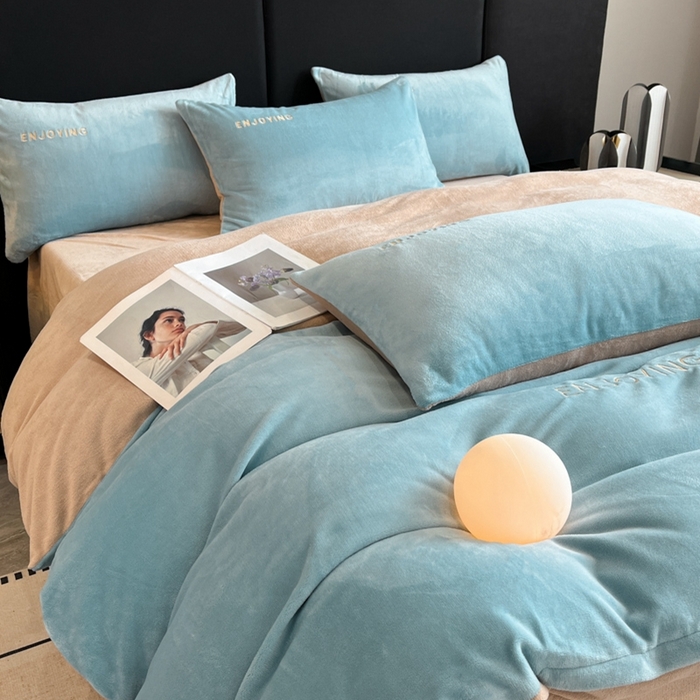 91家纺网 家纺一手货源 找家纺 澳梵家居 2024新款牛奶绒刺绣四件套--【山岚系列】 黛蓝拼卡其