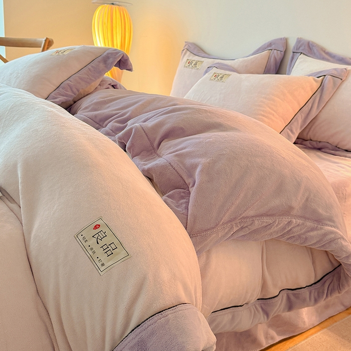 91家纺网 家纺一手货源 找家纺 全季家居 2024新款A类良品纯色双拼牛奶绒高克重加厚保暖四件套 米白+风铃