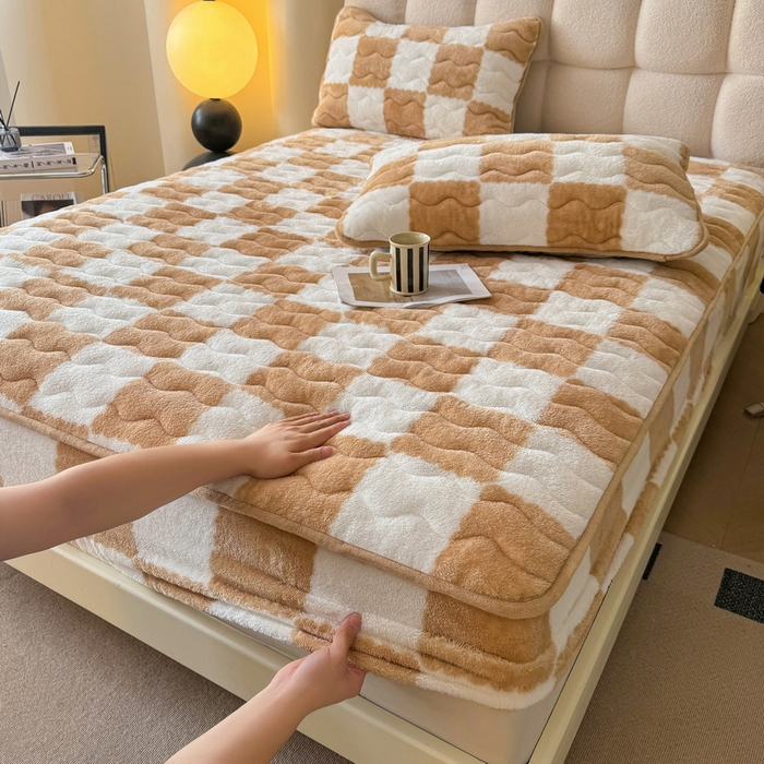 91家纺网 家纺一手货源 找家纺 2024秋冬北极绒加厚夹棉床笠三件套印花泰迪绒床垫保护套罩-格子条纹系（暖光图）棋盘格-奶咖