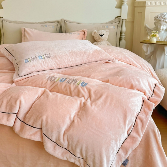 91家纺网 家纺一手货源 找家纺 梵克保罗  2024新款高克重9斤婴儿绒轻奢刺绣织带四件套 樱花粉