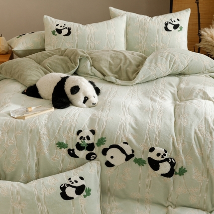 91家纺网 家纺一手货源 找家纺 蜜柚 2024新款230克全消光色烂牛奶绒毛巾绣四件套 熊猫仔-绿