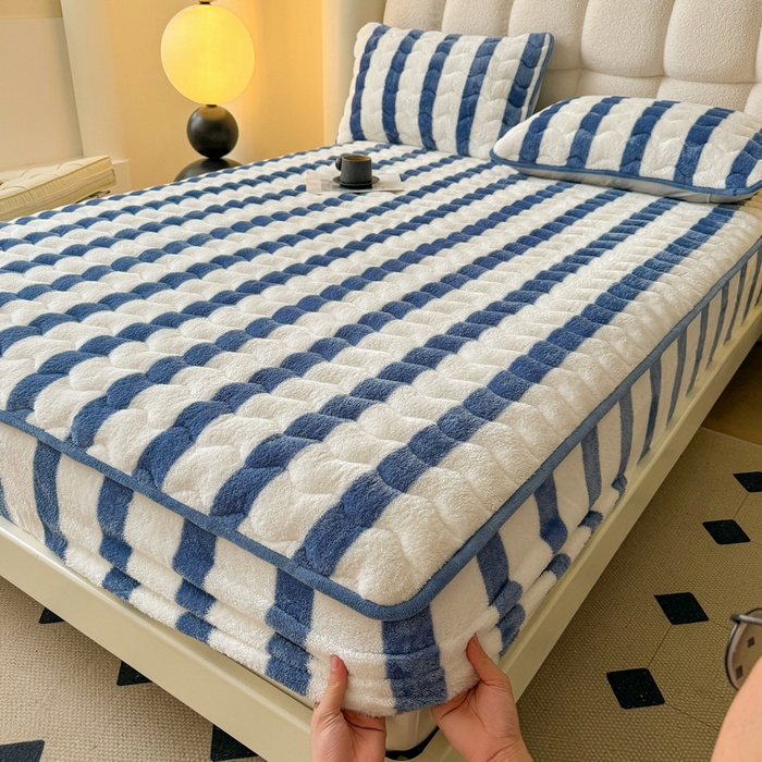 91家纺网 家纺一手货源 找家纺 2024秋冬北极绒加厚夹棉床笠三件套印花泰迪绒床垫保护套罩-格子条纹系（暖光图）条纹-高贵蓝
