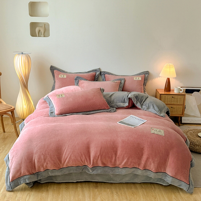 91家纺网 家纺一手货源 找家纺 全季家居 2024新款A类良品纯色双拼牛奶绒高克重加厚保暖四件套 豆沙+浅灰