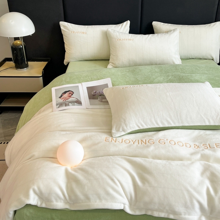 91家纺网 家纺一手货源 找家纺 澳梵家居 2024新款牛奶绒刺绣四件套--【山岚系列】 奶白拼绿