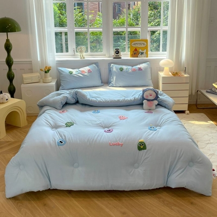 91家纺网 家纺一手货源 找家纺 （总）八方汇（一户被芯生活馆） 2024新款水洗棉卡通毛巾绣款被子被芯