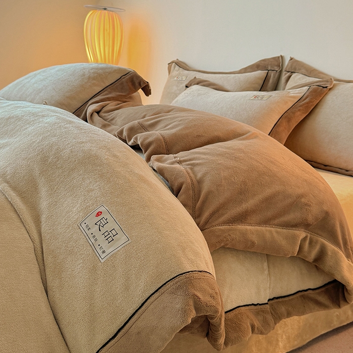 91家纺网 家纺一手货源 找家纺 全季家居 2024新款A类良品纯色双拼牛奶绒高克重加厚保暖四件套 暖陀+奶茶咖