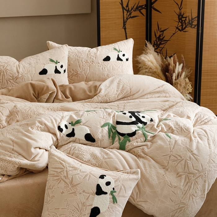 91家纺网 家纺一手货源 找家纺 蜜柚 2024新款230克全消光色烂牛奶绒毛巾绣四件套 熊猫墩墩-咖