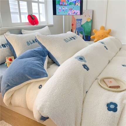 91家纺网 家纺一手货源 找家纺 2025新款高克重加厚羊羔绒牛奶绒四件套 花朵白蓝