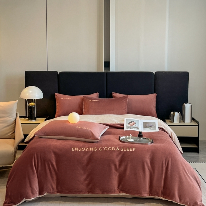 91家纺网 家纺一手货源 找家纺 澳梵家居 2024新款牛奶绒刺绣四件套--【山岚系列】 波多红拼卡其