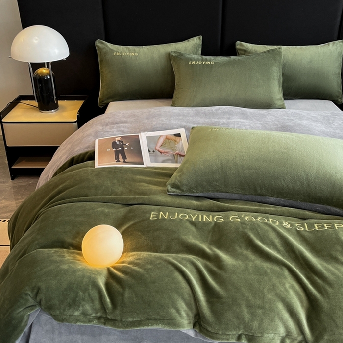 91家纺网 家纺一手货源 找家纺 澳梵家居 2024新款牛奶绒刺绣四件套--【山岚系列】 橄榄绿拼灰