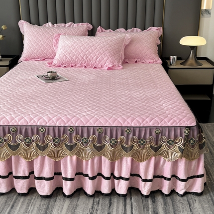 91家纺网 家纺一手货源 找家纺 笠裙家纺 2024新款床裙蕾丝刺绣床裙水晶绒夹棉床裙加厚床裙床垫保护罩牛奶绒床垫床单罩 富贵-浅粉