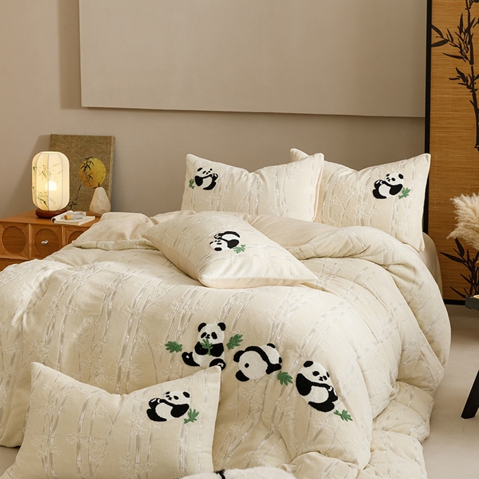 91家纺网 家纺一手货源 找家纺 蜜柚 2024新款230克全消光色烂牛奶绒毛巾绣四件套 熊猫仔-米