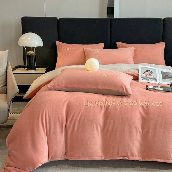 91家纺网 家纺一手货源 找家纺 澳梵家居 2024新款牛奶绒刺绣四件套--【山岚系列】 橙色拼卡其