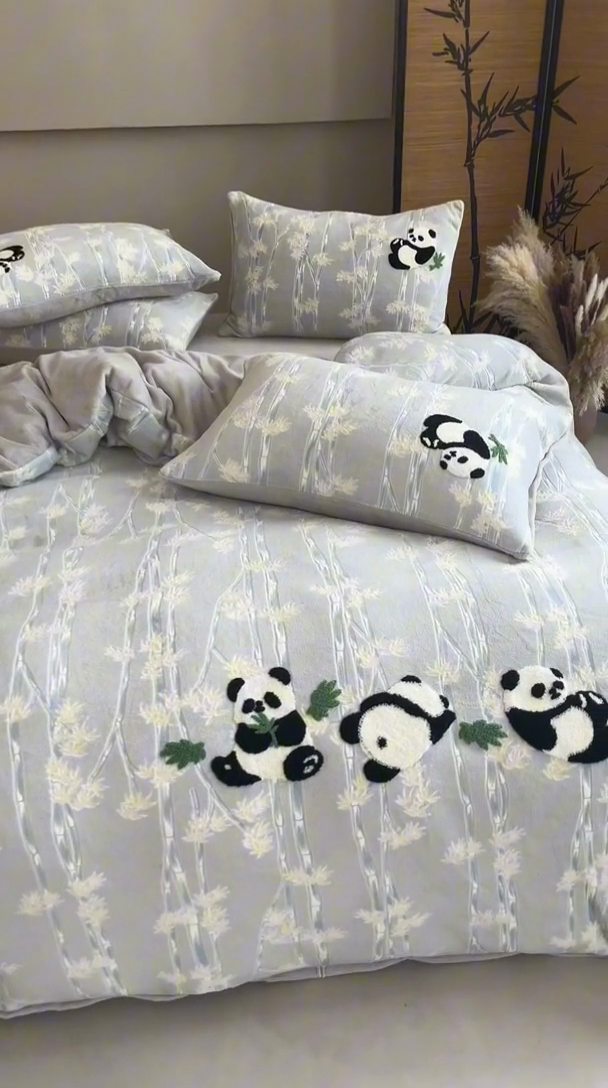 91家纺网 家纺一手货源 找家纺 蜜柚 2024新款230克全消光色烂牛奶绒毛巾绣四件套 熊猫仔-灰