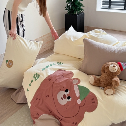 91家纺网 家纺一手货源 找家纺 暖生活 2025新款全棉磨毛贴布绣四件套 绿帽熊