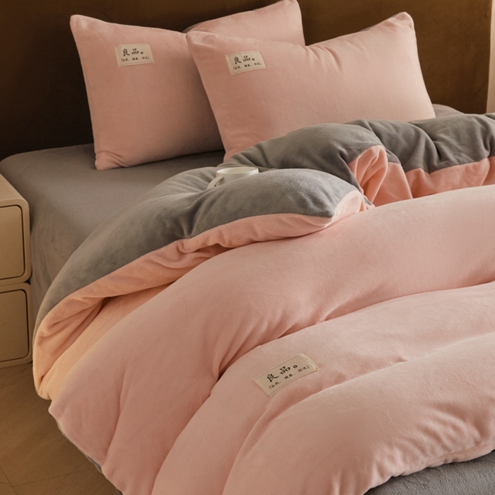91家纺网 家纺一手货源 找家纺 澳梵家居 2024新款牛奶绒素色双拼四件套--【暖茶系列】 暖茶-温柔粉