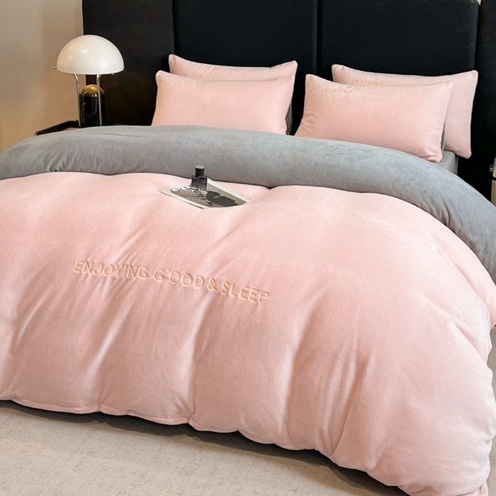 91家纺网 家纺一手货源 找家纺 澳梵家居 2024新款牛奶绒刺绣四件套--【山岚系列】 温柔粉拼灰