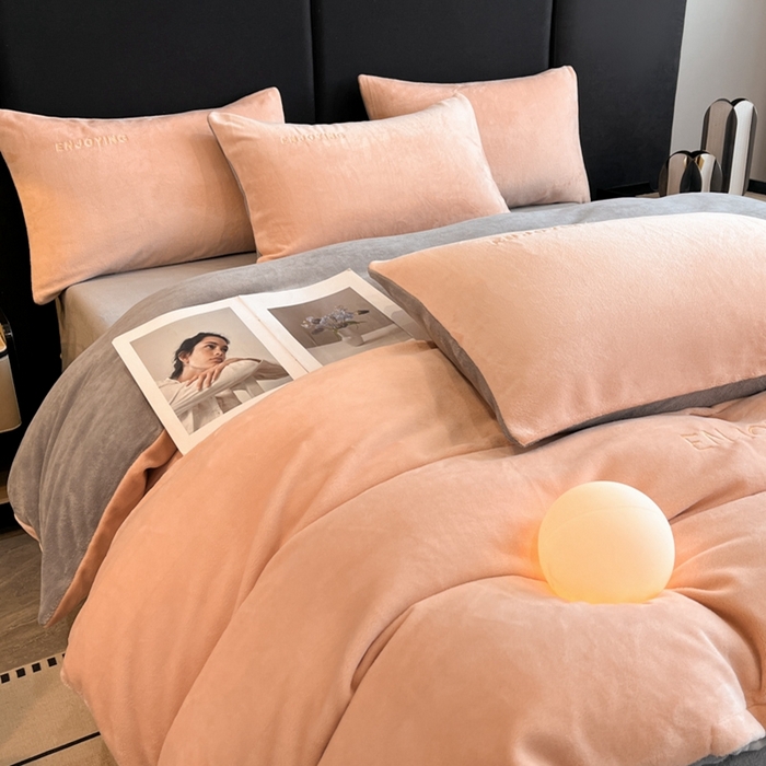 91家纺网 家纺一手货源 找家纺 澳梵家居 2024新款牛奶绒刺绣四件套--【山岚系列】 粉玉拼灰