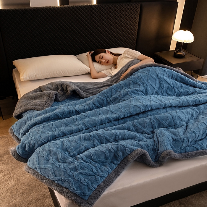 91家纺网 家纺一手货源 找家纺 澳梵家居 2024新款三层夹棉加厚塔肤绒毛毯 雾霾蓝-灰