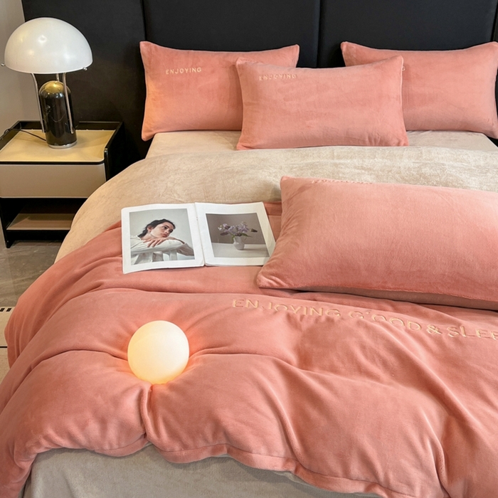 91家纺网 家纺一手货源 找家纺 澳梵家居 2024新款牛奶绒刺绣四件套--【山岚系列】 橙色拼卡其