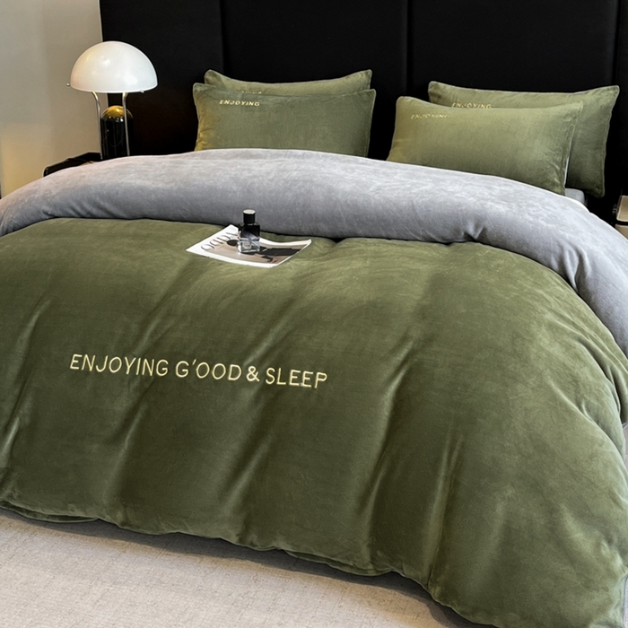 91家纺网 家纺一手货源 找家纺 澳梵家居 2024新款牛奶绒刺绣四件套--【山岚系列】 橄榄绿拼灰