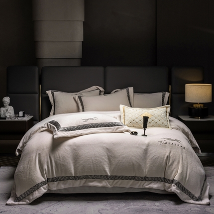 91家纺网 家纺一手货源 找家纺 （总）瑞雪家居 2025新款牛奶绒宽边刺绣四件套-瑞亚