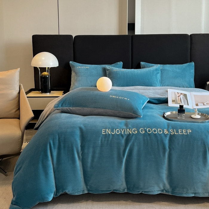 91家纺网 家纺一手货源 找家纺 澳梵家居 2024新款牛奶绒刺绣四件套--【山岚系列】 莱茵蓝拼灰