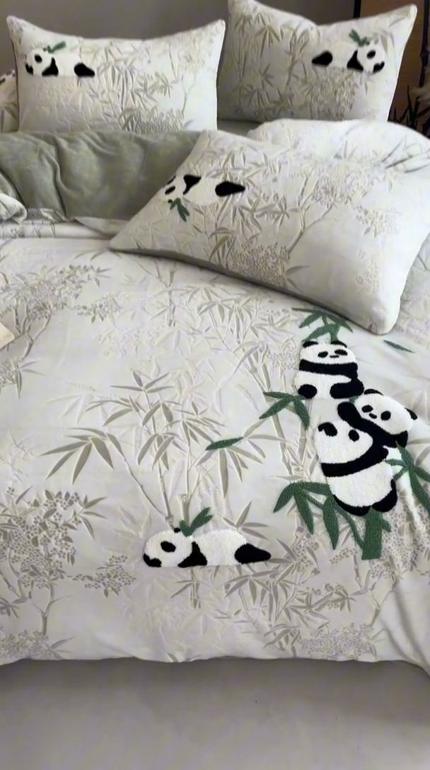 91家纺网 家纺一手货源 找家纺 蜜柚 2024新款230克全消光色烂牛奶绒毛巾绣四件套 熊猫墩墩-绿