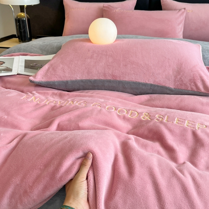 91家纺网 家纺一手货源 找家纺 澳梵家居 2024新款牛奶绒刺绣四件套--【山岚系列】 豆沙红拼灰