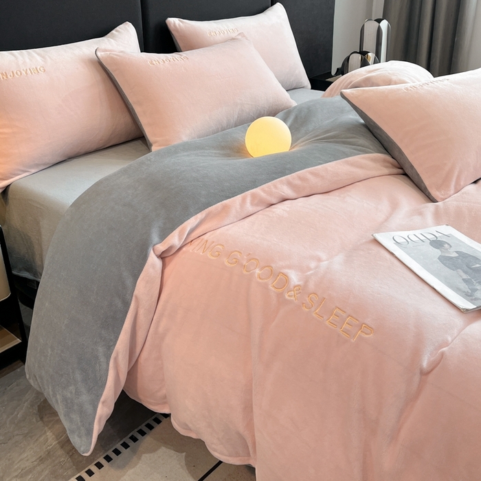 91家纺网 家纺一手货源 找家纺 澳梵家居 2024新款牛奶绒刺绣四件套--【山岚系列】 温柔粉拼灰