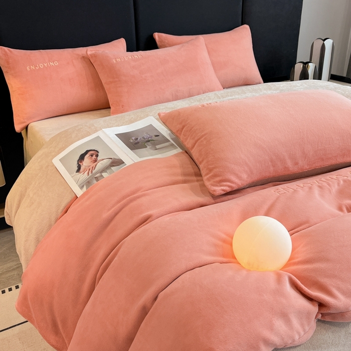 91家纺网 家纺一手货源 找家纺 澳梵家居 2024新款牛奶绒刺绣四件套--【山岚系列】 橙色拼卡其