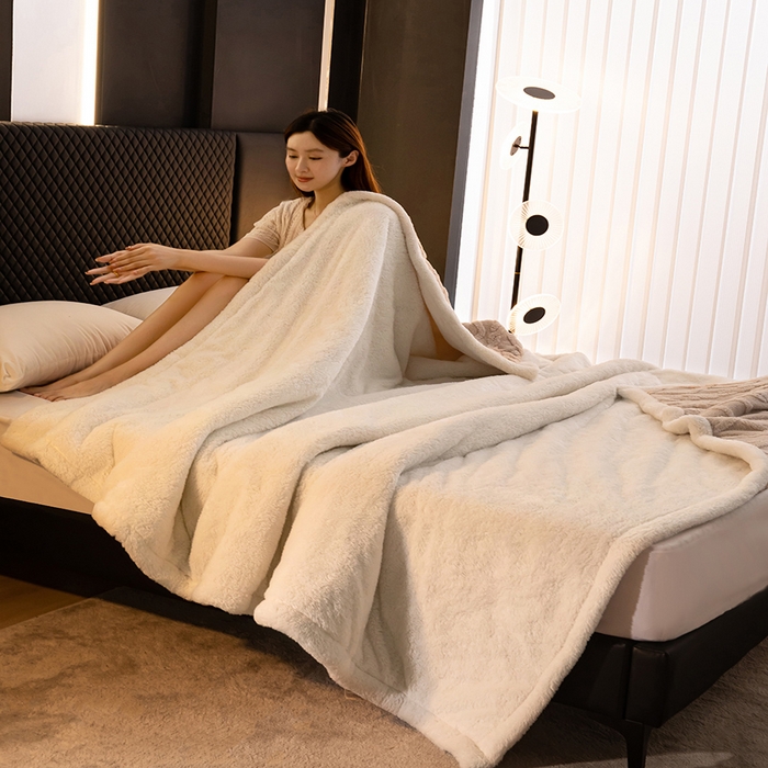 91家纺网 家纺一手货源 找家纺 澳梵家居 2024新款三层夹棉加厚塔肤绒毛毯 卡其白