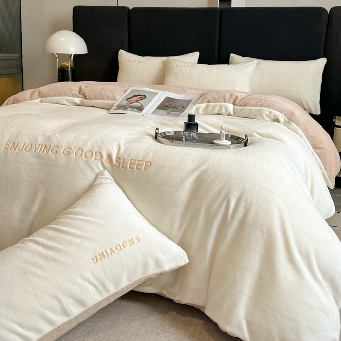 91家纺网 家纺一手货源 找家纺 澳梵家居 2024新款牛奶绒刺绣四件套--【山岚系列】 奶白拼卡其