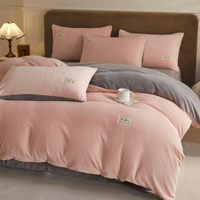 91家纺网 家纺一手货源 找家纺 澳梵家居 2024新款牛奶绒素色双拼四件套--【暖茶系列】 暖茶-温柔粉