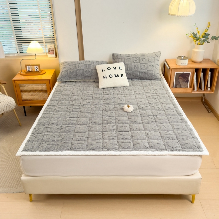 91家纺网 家纺一手货源 找家纺 希廷顿 2024新款高克重塔芙绒床护垫 爱心-绅士灰