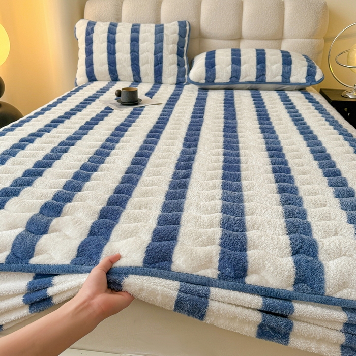 91家纺网 家纺一手货源 找家纺 2024秋冬北极绒加厚夹棉床笠三件套印花泰迪绒床垫保护套罩-格子条纹系（暖光图）条纹-高贵蓝
