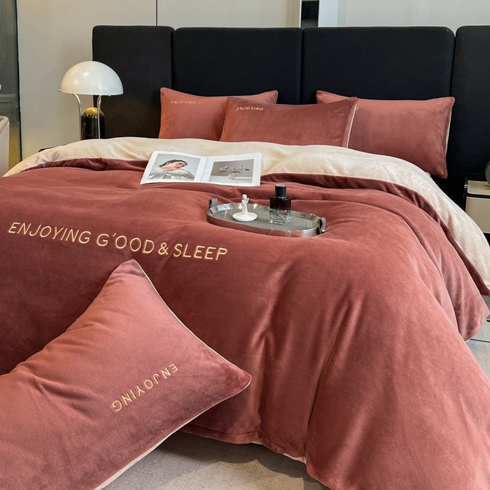 91家纺网 家纺一手货源 找家纺 澳梵家居 2024新款牛奶绒刺绣四件套--【山岚系列】 波多红拼卡其