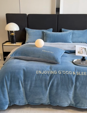 91家纺网 家纺一手货源 找家纺 澳梵家居 2024新款牛奶绒刺绣四件套--【山岚系列】 莱茵蓝拼灰