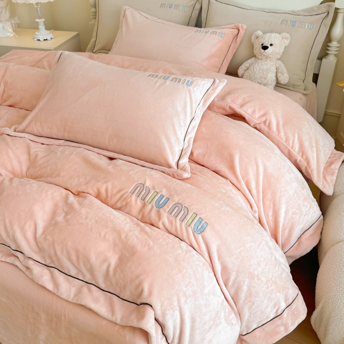 91家纺网 家纺一手货源 找家纺 梵克保罗  2024新款高克重9斤婴儿绒轻奢刺绣织带四件套 樱花粉