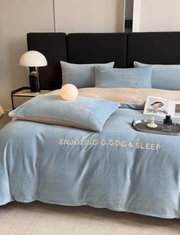 91家纺网 家纺一手货源 找家纺 澳梵家居 2024新款牛奶绒刺绣四件套--【山岚系列】 黛蓝拼卡其