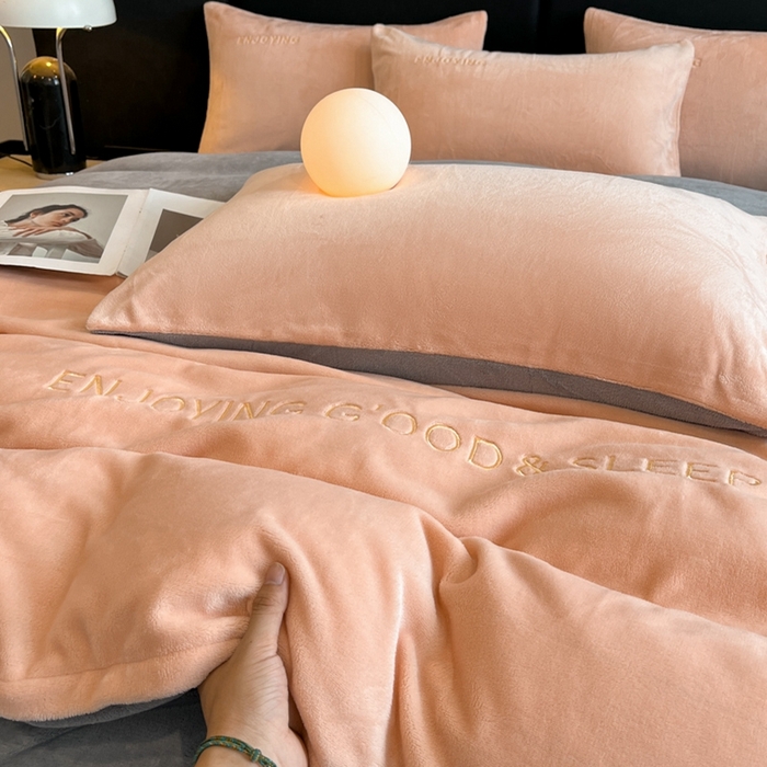 91家纺网 家纺一手货源 找家纺 澳梵家居 2024新款牛奶绒刺绣四件套--【山岚系列】 粉玉拼灰