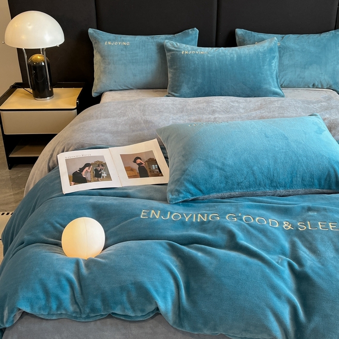 91家纺网 家纺一手货源 找家纺 澳梵家居 2024新款牛奶绒刺绣四件套--【山岚系列】 莱茵蓝拼灰